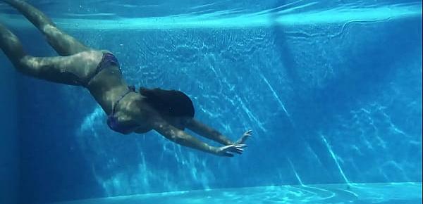  Pornstar Heidi Van Horny swims naked in the pool